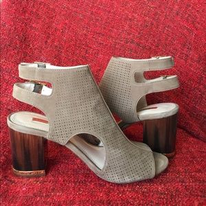 Vince Camino Louise et Cie Size 8 Cut Out Shoe